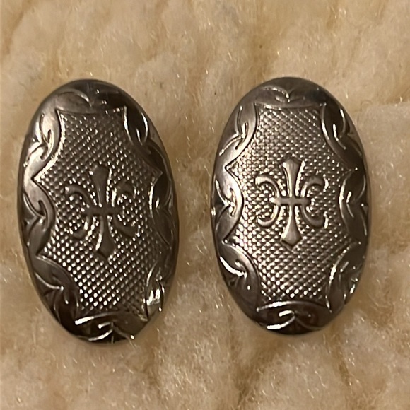 Silver Design Metal Pierce Earrings - Picture 10 of 16